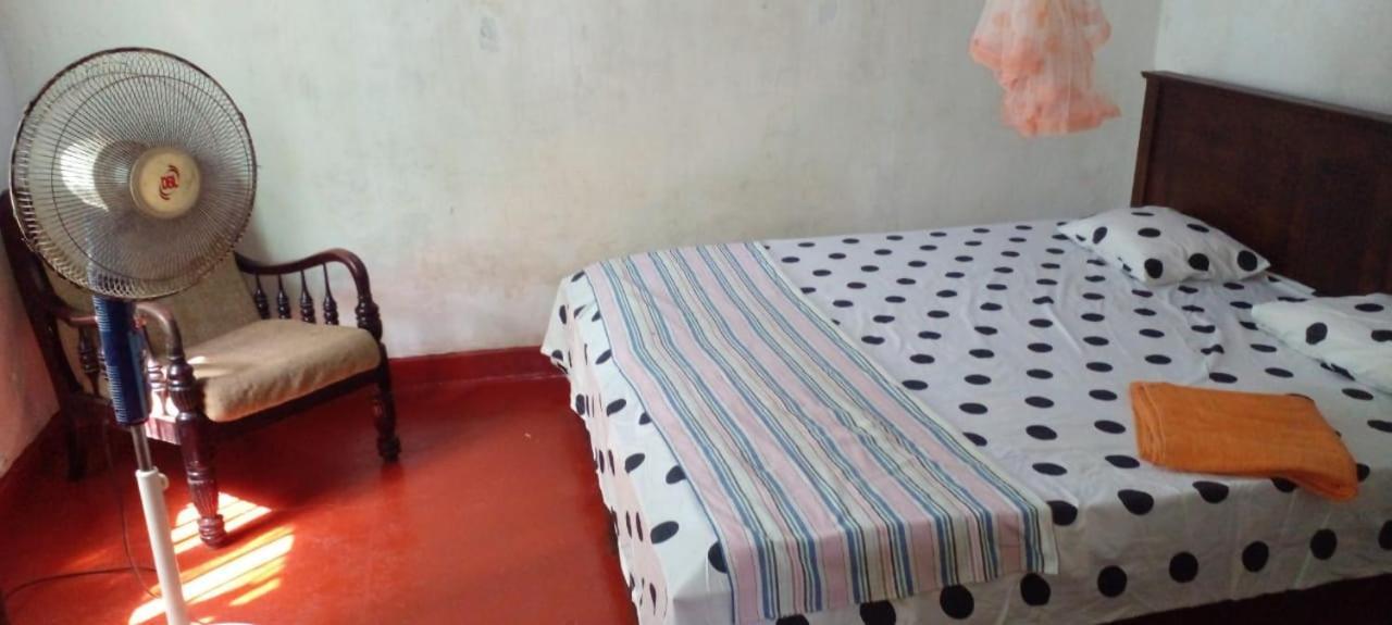 Colonial Surfing Villa Hostel & Home Stay Midigama Timur Bagian luar foto