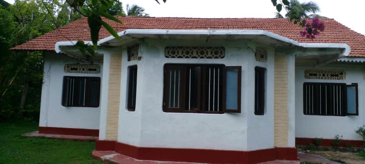 Colonial Surfing Villa Hostel & Home Stay Midigama Timur Ruang foto