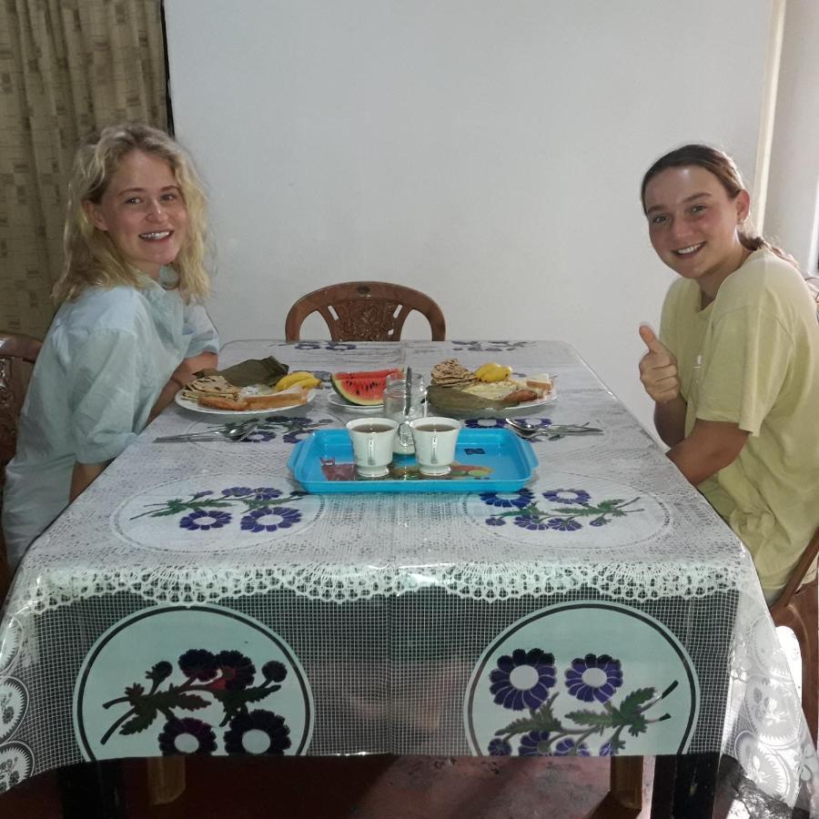 Colonial Surfing Villa Hostel & Home Stay Midigama Timur Bagian luar foto