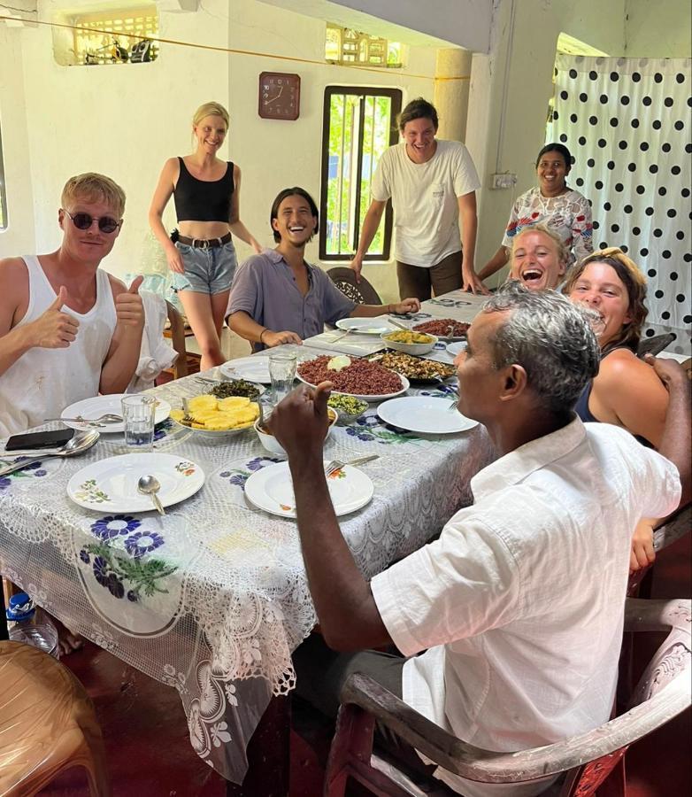 Colonial Surfing Villa Hostel & Home Stay Midigama Timur Bagian luar foto