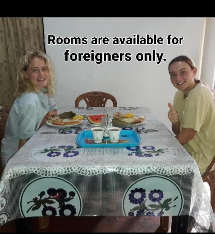 Colonial Surfing Villa Hostel & Home Stay Midigama Timur Bagian luar foto