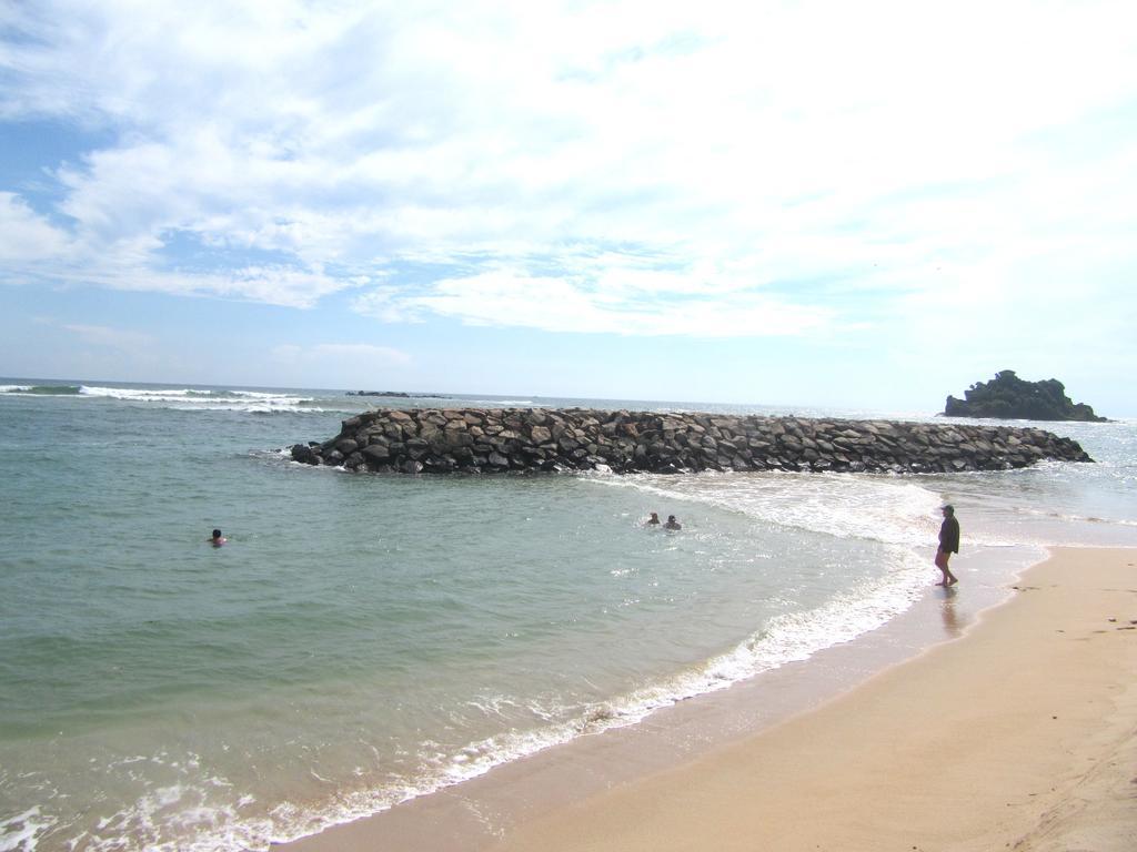 Colonial Surfing Villa Hostel & Home Stay Midigama Timur Bagian luar foto