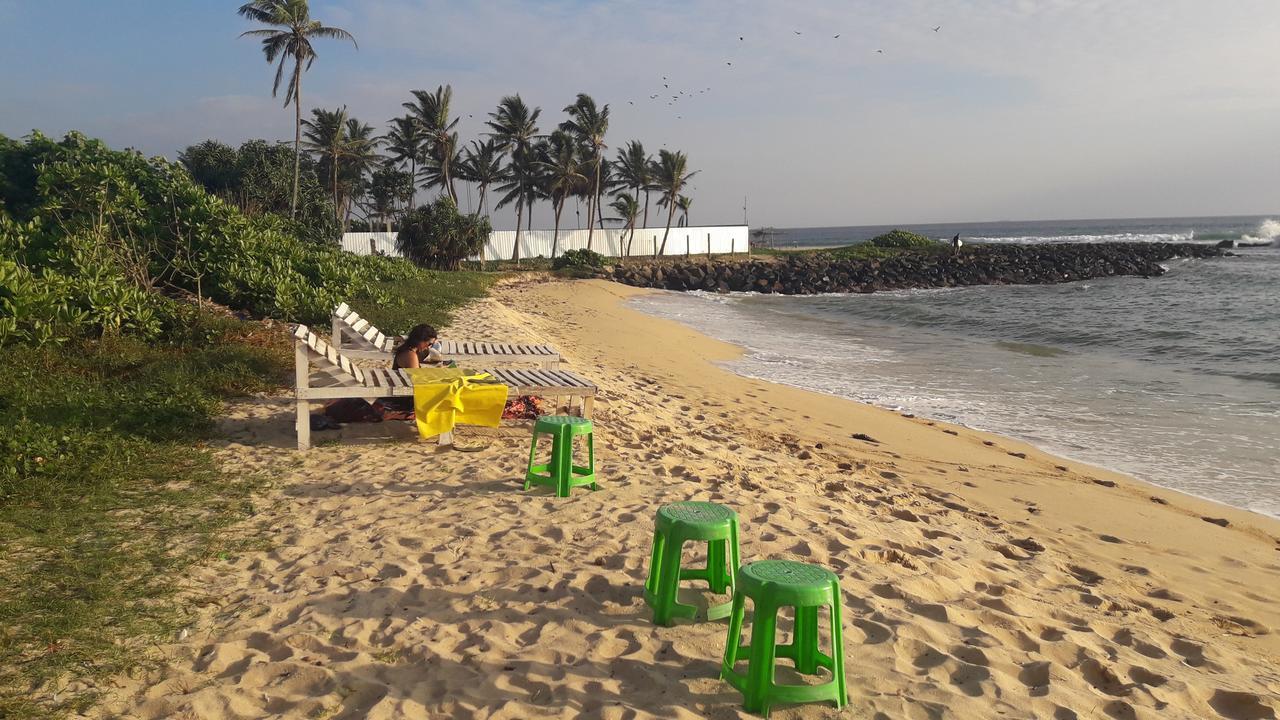Colonial Surfing Villa Hostel & Home Stay Midigama Timur Bagian luar foto