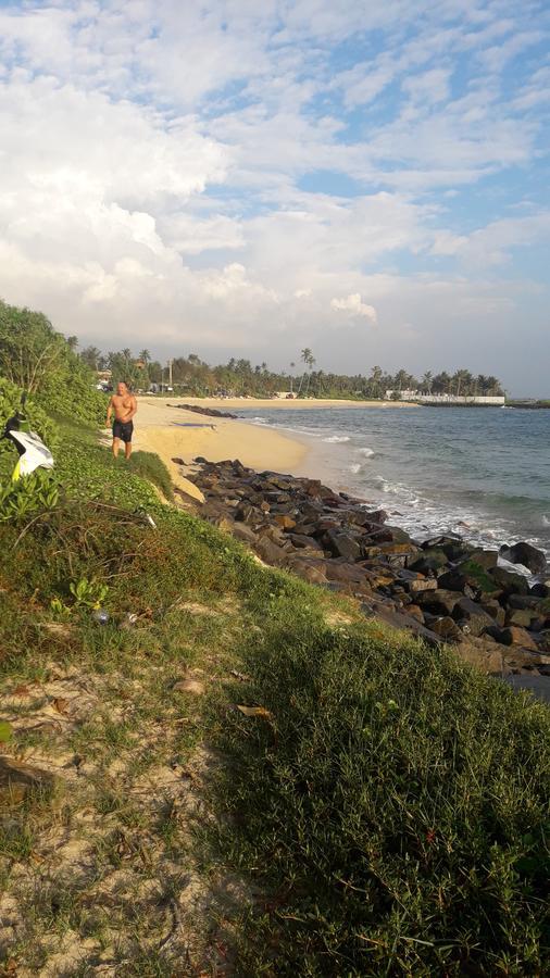 Colonial Surfing Villa Hostel & Home Stay Midigama Timur Bagian luar foto