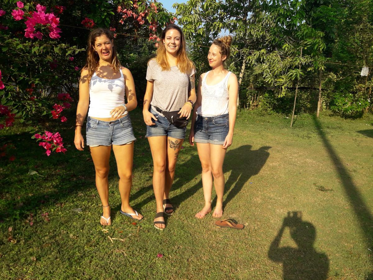 Colonial Surfing Villa Hostel & Home Stay Midigama Timur Bagian luar foto