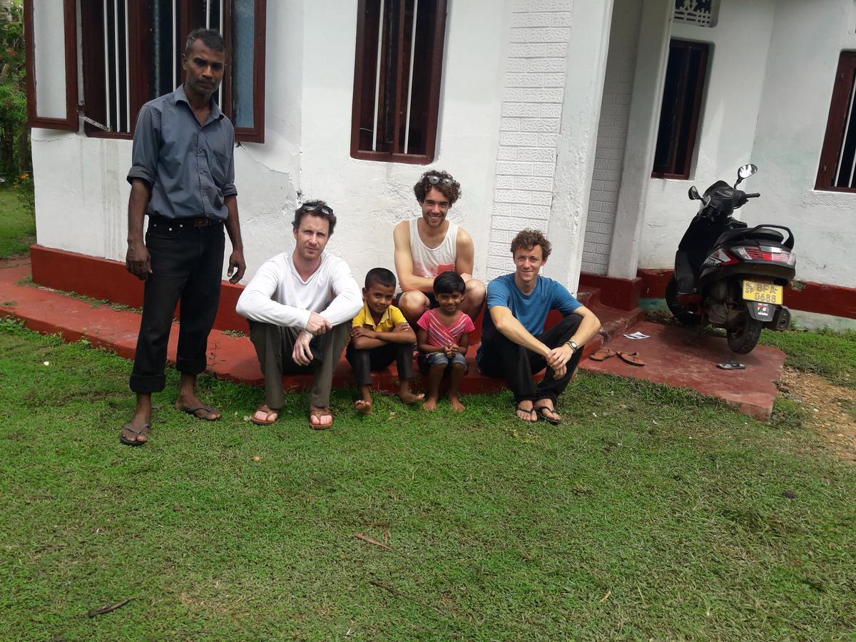 Colonial Surfing Villa Hostel & Home Stay Midigama Timur Bagian luar foto