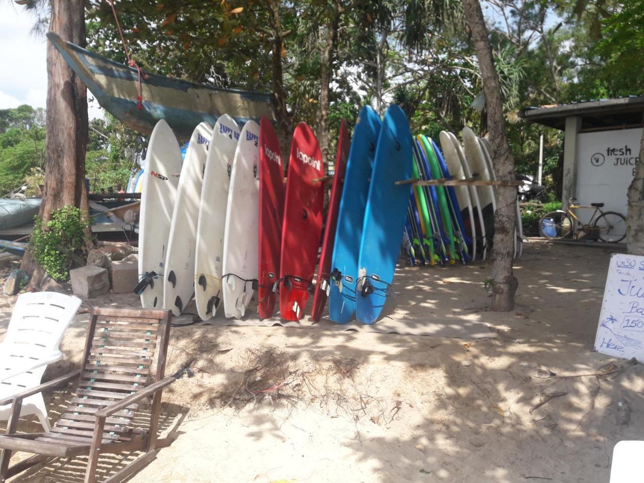 Colonial Surfing Villa Hostel & Home Stay Midigama Timur Bagian luar foto