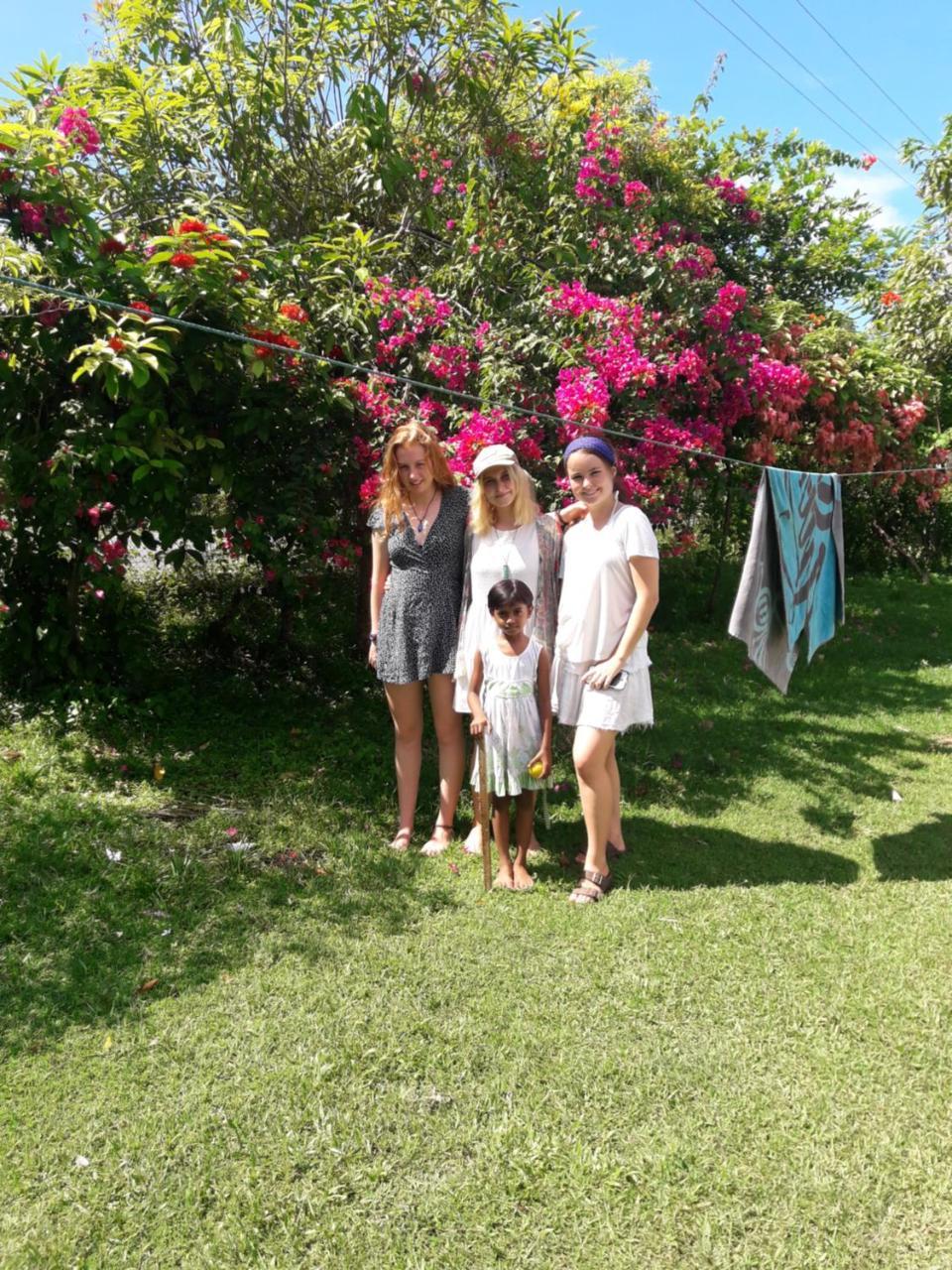 Colonial Surfing Villa Hostel & Home Stay Midigama Timur Bagian luar foto