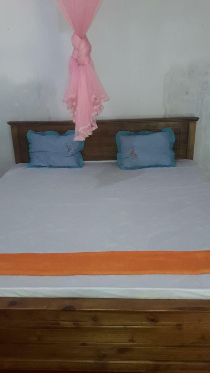 Colonial Surfing Villa Hostel & Home Stay Midigama Timur Bagian luar foto