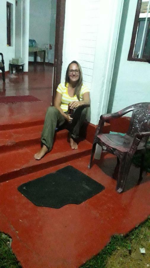 Colonial Surfing Villa Hostel & Home Stay Midigama Timur Bagian luar foto