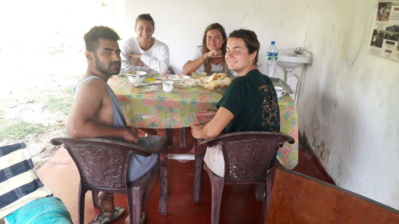 Colonial Surfing Villa Hostel & Home Stay Midigama Timur Bagian luar foto
