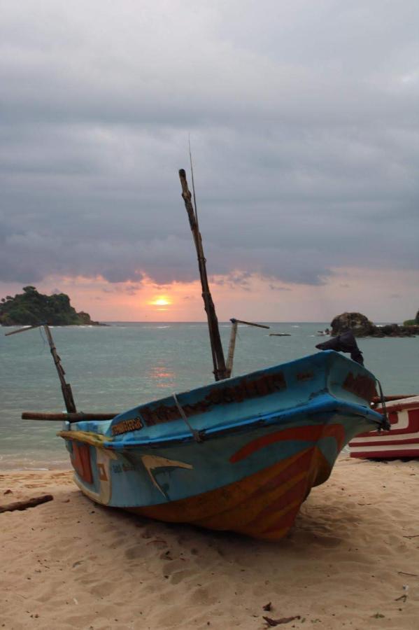 Colonial Surfing Villa Hostel & Home Stay Midigama Timur Bagian luar foto