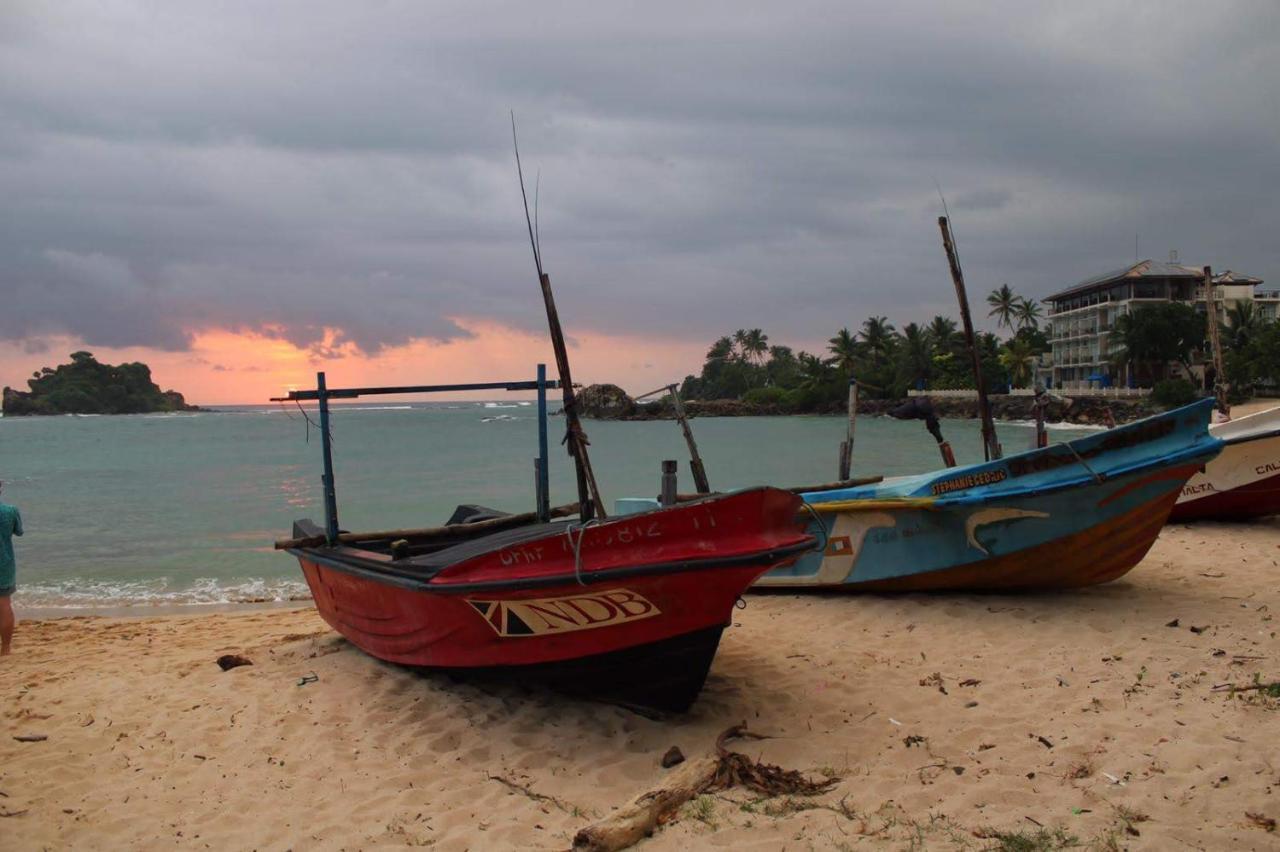 Colonial Surfing Villa Hostel & Home Stay Midigama Timur Bagian luar foto